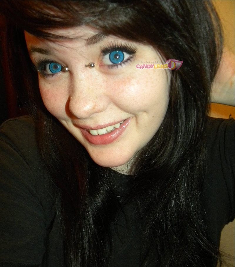 customer wearing dolly eye blue contact lens